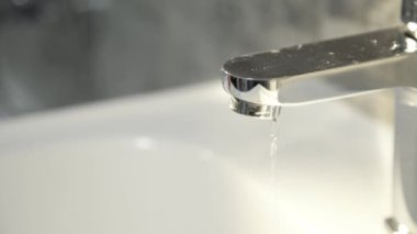 Döşeme arka planda su damlama ile musluk. Görünümü Kapat