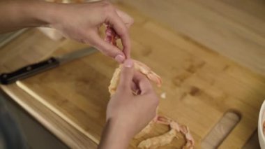 Pişirme için karidesler soyma kadın elleri kapatın. 4k