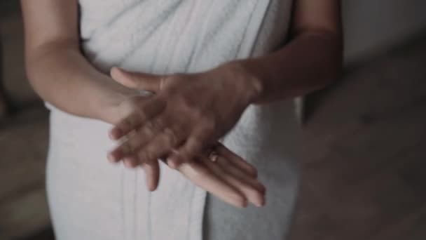 Mãos femininas massageando creme nas palmas das mãos na câmera — Vídeo de Stock