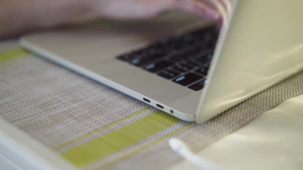 Las manos femeninas escribiendo en el teclado del ordenador portátil y poner cargador — Vídeos de Stock