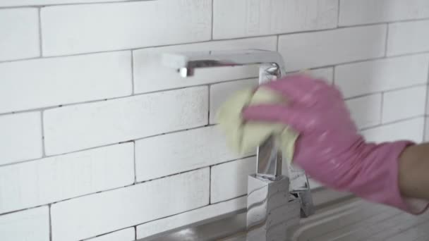 Kobieta ręka czyści Bateria wody w kuchni — Wideo stockowe
