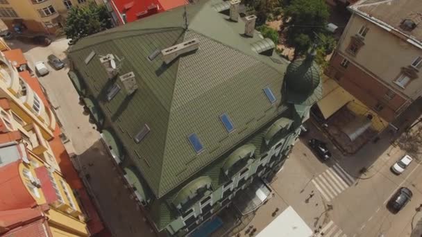 Вид зверху на міські будівлі на околиці — стокове відео