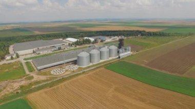 Tarım tahıl siloları depolama tankları üst havadan görünümü. 4k