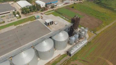 Tarım tahıl siloları depolama tankı havadan görünümü. 4k
