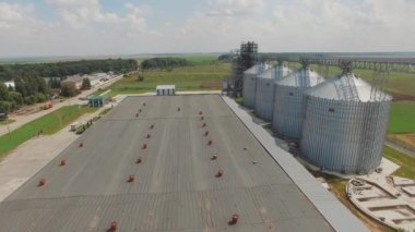 Tarım tahıl siloları depolama tankı havadan görünümü. 4k