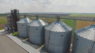 Tarım tahıl siloları depolama tankı havadan görünümü. 4k