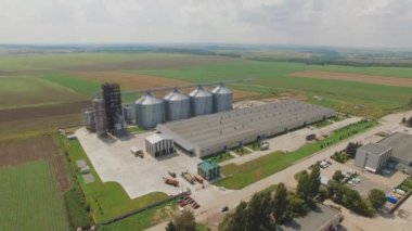 Tarım tahıl siloları depolama tankları havadan görünümü. 4k