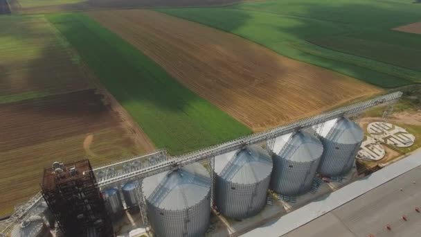 Vue aérienne du réservoir de stockage des silos à grains agricoles. 4K — Video