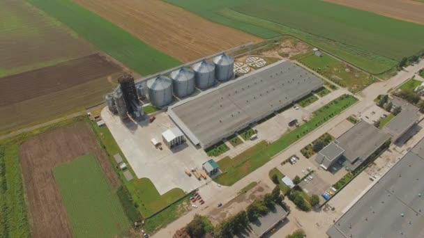 Vista aérea de los tanques de almacenamiento de silos de grano agrícola. 4K — Vídeo de stock