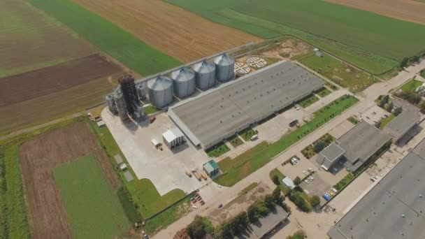 Vista aérea de tanques de armazenamento de silos de grãos agrícolas. 4K — Vídeo de Stock