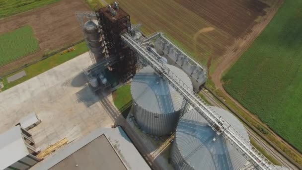 Vista aérea de los tanques de almacenamiento de silos de grano agrícola. 4K — Vídeo de stock