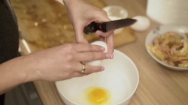 Dişi eller bir kaseye yumurta yıkıyor