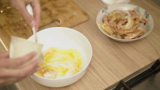 Mano principal revolviendo los huevos con harina en un tazón. 4K — Vídeo de stock