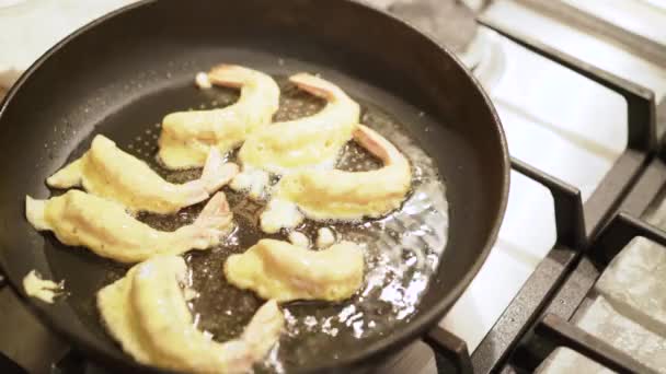 Θηλυκό χέρι ανακατεύοντας τηγανιτές γαρίδες με ξύλινη κουτάλα και πιρούνι. 4K — Αρχείο Βίντεο