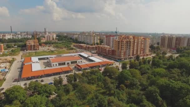 Вид на місто будівництво багатоповерхову площу в парку. 4K — стокове відео