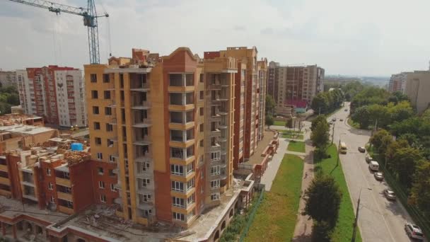 Vista aérea das ruas da cidade com construção de vários andares e tráfego — Vídeo de Stock
