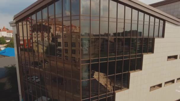 Luchtfoto van moderne en historische gebouwen in de stad — Stockvideo