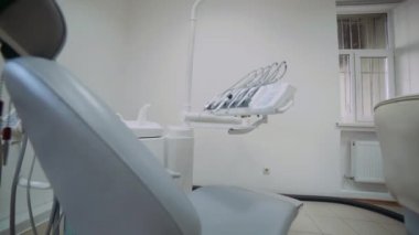 Sandalye ve en yeni ekipman ile modern diş dolabı görünümü