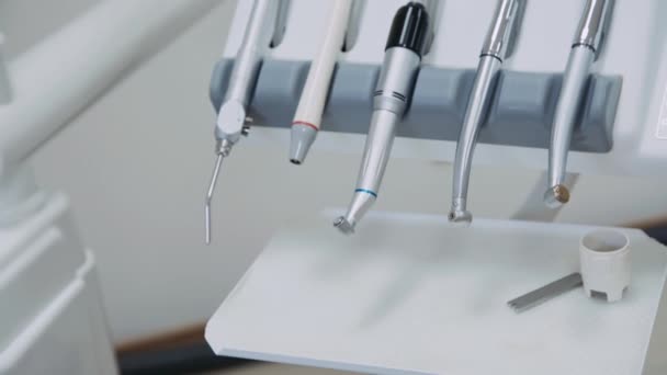 Vista ravvicinata della sedia dentale con attrezzature. 4K — Video Stock