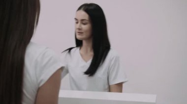 Klinik resepsiyonundaki hastaya danışın. 4k