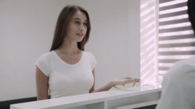 Klinik resepsiyonunda bayan hastaya danışın. 4k