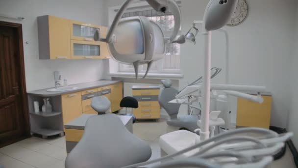 Стоматологический кабинет со стулом и новейшим оборудованием — стоковое видео