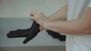 Tıbbi eldivenlerin el altından konulması nın görünümü