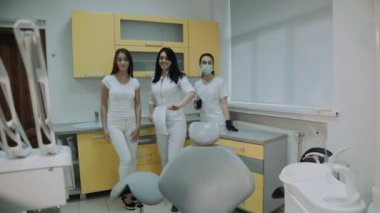 Diş hekimi tedavi kadın hasta ve danışmanlık için praparing. 4k