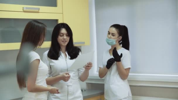 Menina feliz consulta com dentista no gabinete. 4K — Vídeo de Stock