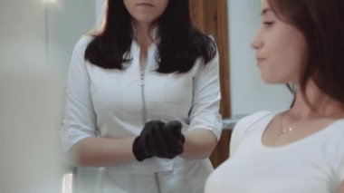 Tedavi yeri için Diş hekimi praparing ve kız 4k gülümsüyor