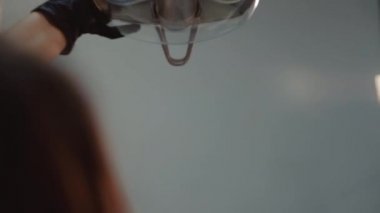 Diş hekimi odada tedavi için lamba bulur