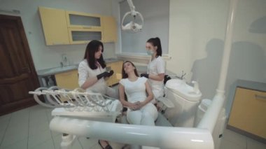 Güzel kız diş temizliği tedavisi yatarken. 4k