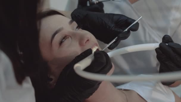 Zubař kontroluje zuby pacienta. 4k — Stock video