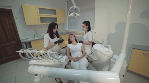 Pretty girl lying on teeth cleansing treatment. 4K — Stock Video