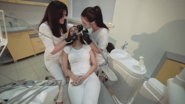 Zicht op vrouwelijke tanden reinigende behandeling in tandheelkundige kast — Stockvideo