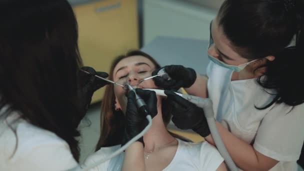 Menina bonita deitada na cadeira dentária em tratamento. 4K — Vídeo de Stock