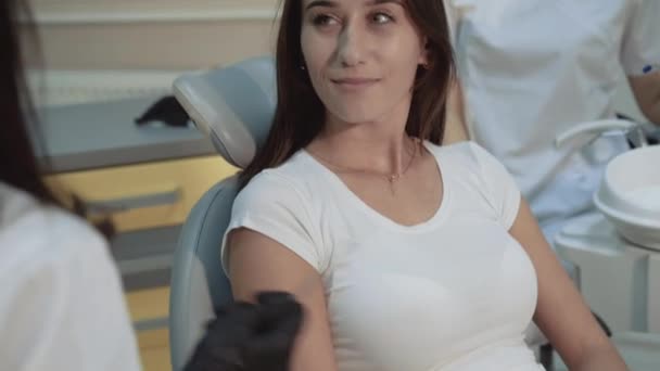 Menina bonita no dentista consultar na cadeira. 4K — Vídeo de Stock