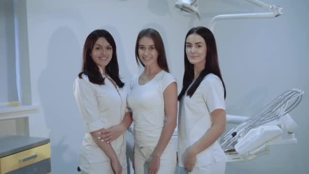 Retrato de dentistas felizes e confiantes olhar para a câmera no quarto dental — Vídeo de Stock