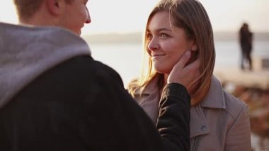 Mutlu gülümseyen çift gölde durmak ve birbirlerini okşadı