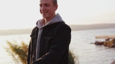 Mutlu çift akşam rıhtımda yürür, gülümser ve birbirini öper