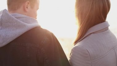 Romantik çift akşamları rahatlatıcı, güneş göz kamaştırıcı, göl, okşama