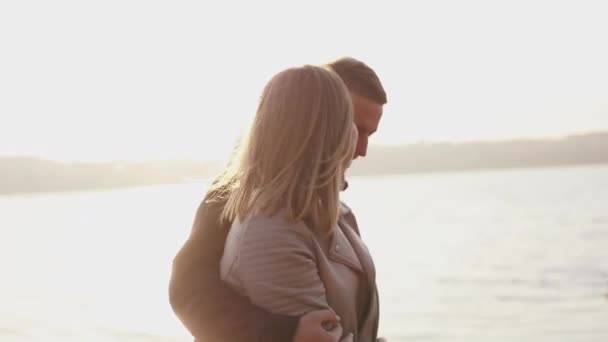 Gelukkige man en vrouw in liefde strelingen met glimlach elkaar — Stockvideo