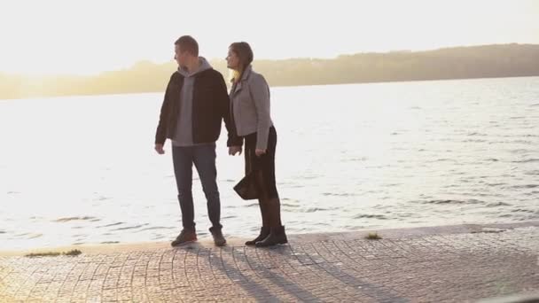 Feliz pareja joven en la caminata nocturna en el lago de la ciudad — Vídeo de stock