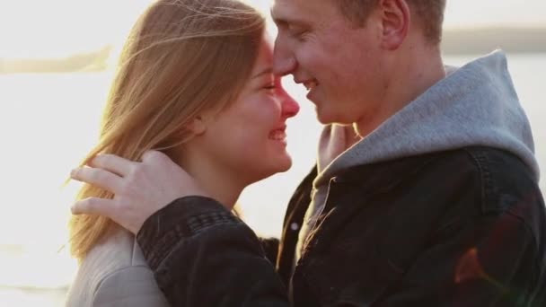 Casal romântico na caminhada em uma cidade. homem beijos sorrindo menina — Vídeo de Stock