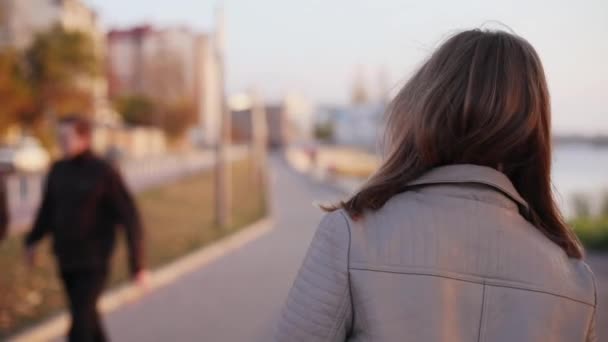 Portrait de fille heureuse marche au bord du lac et tourne à la caméra — Video