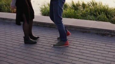 Romantik çift akşam gölünde kucaklar etrafında döner