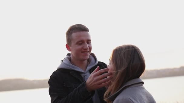 Casal romântico alegra-se do amor durante o passeio na rua da tarde — Vídeo de Stock