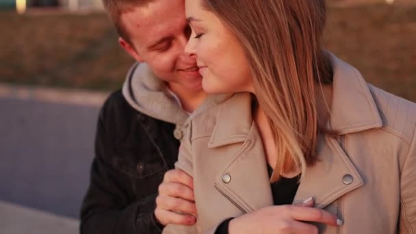 Retrato de casal feliz relaxando e acariciando uns aos outros — Vídeo de Stock