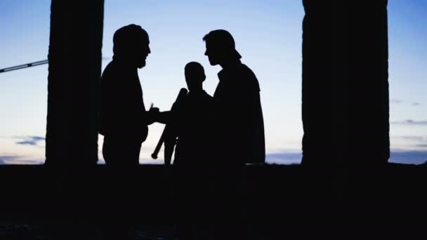 I gangster comunicano nell'edificio abbandonato e si incontrano con il capo della gang . — Video Stock