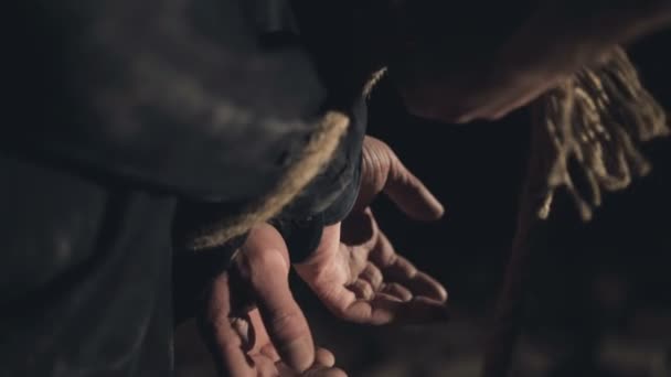 Captura del rehén. El bandido ata la mano de las víctimas con una cuerda . — Vídeos de Stock